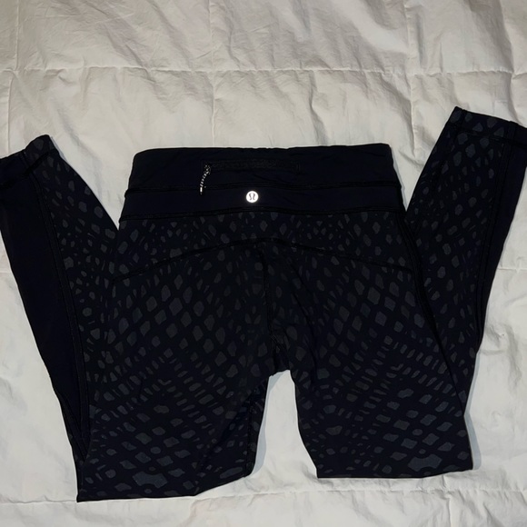 Lululemon Leggings - Mid Rise - Camo Print - size 4 - Picture 4 of 4